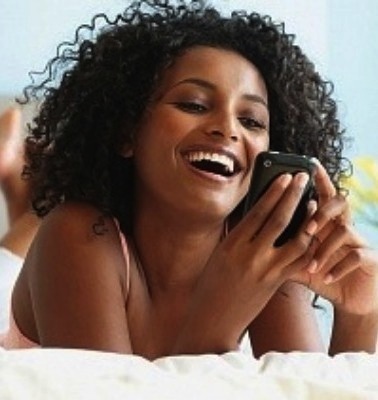 black-woman-texting