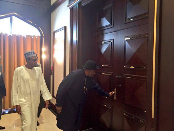 Former President Jonathan Showing Buhari His Way Around The Aso Villa