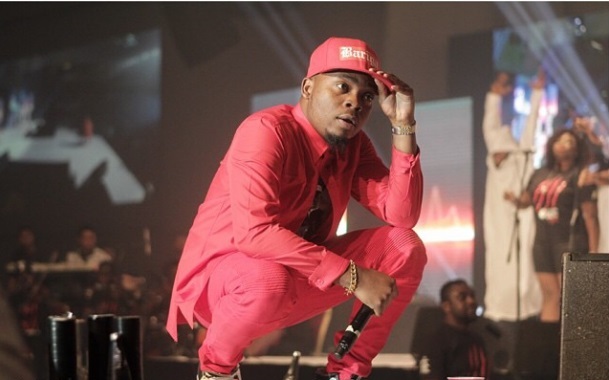 Unilag Students Steals From Olamide and Dammy Krane During Live Performance