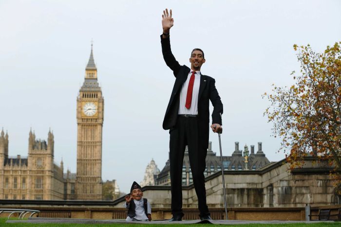 The world's shortest man Chandra Bahadur Dangi poses with the tallest living man Sultan Kosen to mark the Guinness World Records Day in London November 13, 2014. (Reuters/Luke MacGregor )