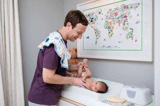 Mark-Zuckerberg-changing-daughter-Max-s-diaper