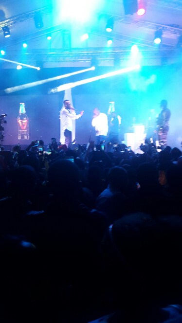Fan-Throws-Water-Drinks-At-Olamide-On-Stage-He-Reacts2