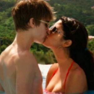 Justin-Bieber-feels-Selena-Gomez-kissing-300x300