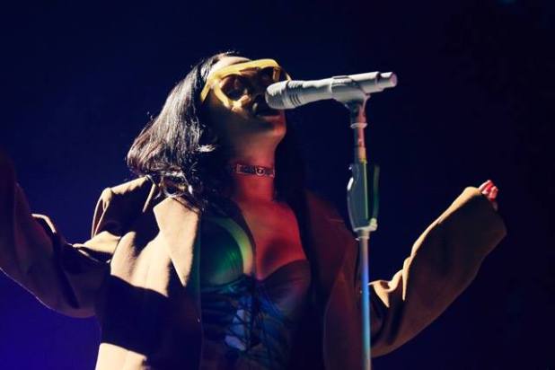 Rihanna Celebrates ‘Anti’ Returning to No. 1 on Billboard 200!