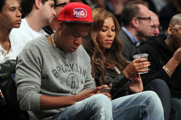 Jay-Z-and-Beyonce-sitting-in-the-front-row-at-the-game