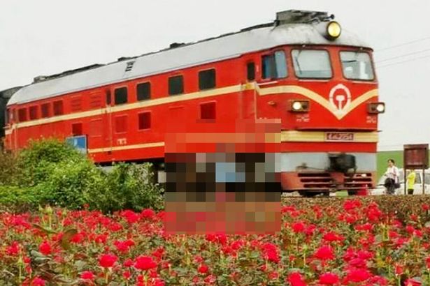 PAY-China-train-selfie-death