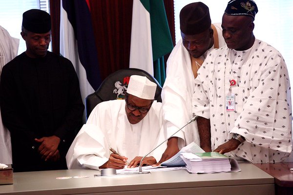Buhari signing 2016 budget