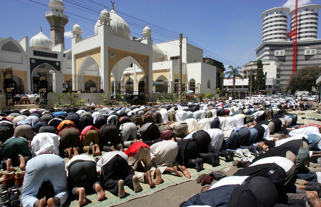 Kenyan Muslims pray outside Jamia Mosque on the second Friday of the holy month of Ramadan in the capital Nairobi October 6, 2006.   REUTERS/Antony Njuguna (KENYA)