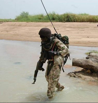 nigerian-army-radioman2