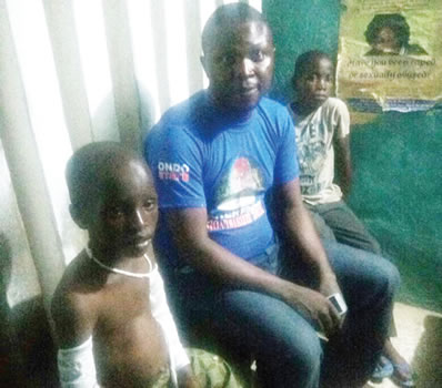 adekunle-with-the-victim-and-another-son