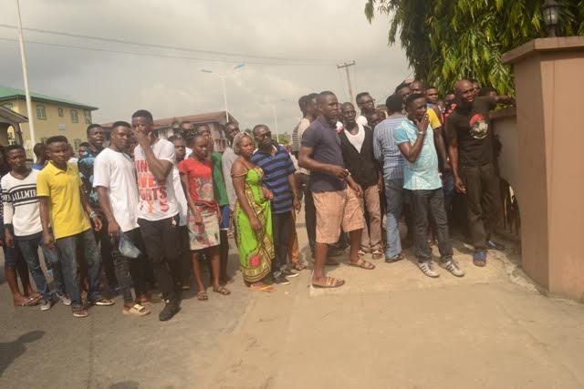 soldier-steal-iphone1