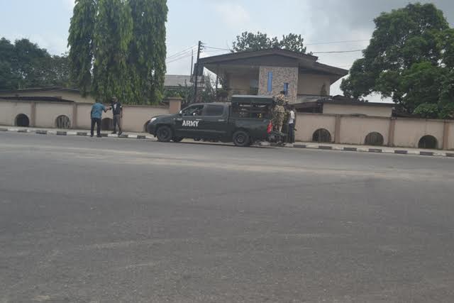 soldier-steal-iphone3