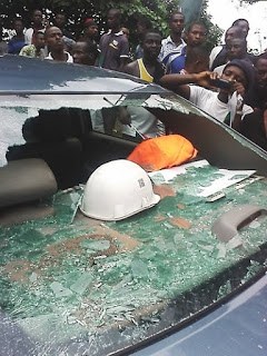 Nigerian soldier break windscreen2