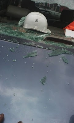 Nigerian soldier break windscreen3