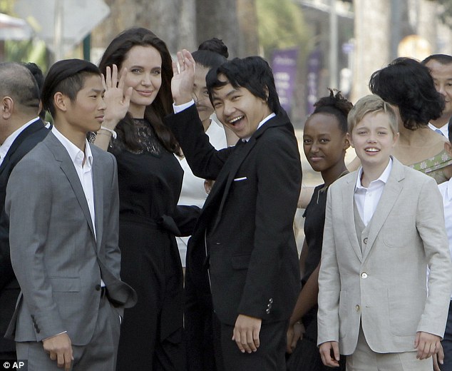Angelina Jolie tear up2