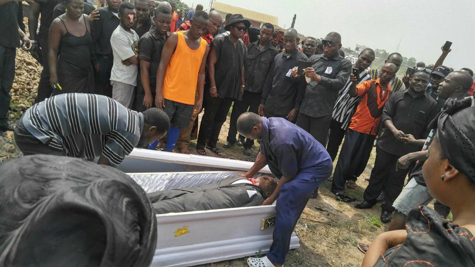 mortuary workers seize corpse4