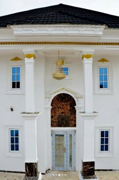 mansion Comedian I go dye built