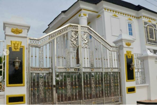 mansion Comedian I go dye built