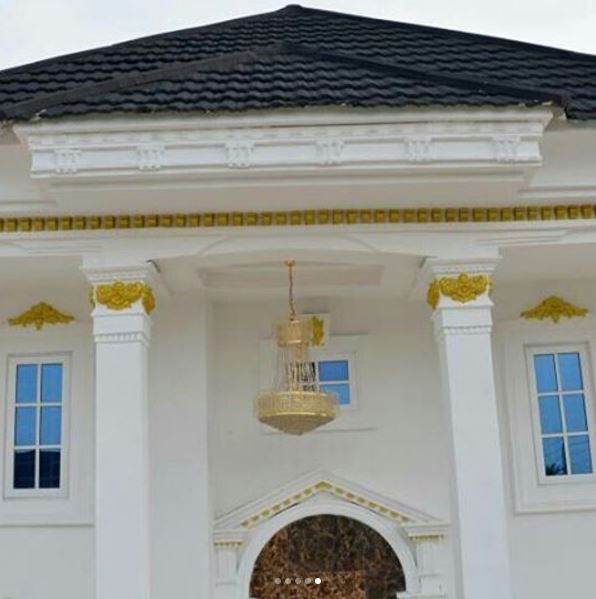 mansion Comedian I go dye built