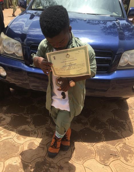 youth corper shows certificate