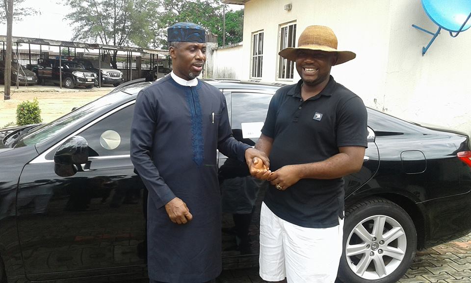 Man gifts former schoolmate