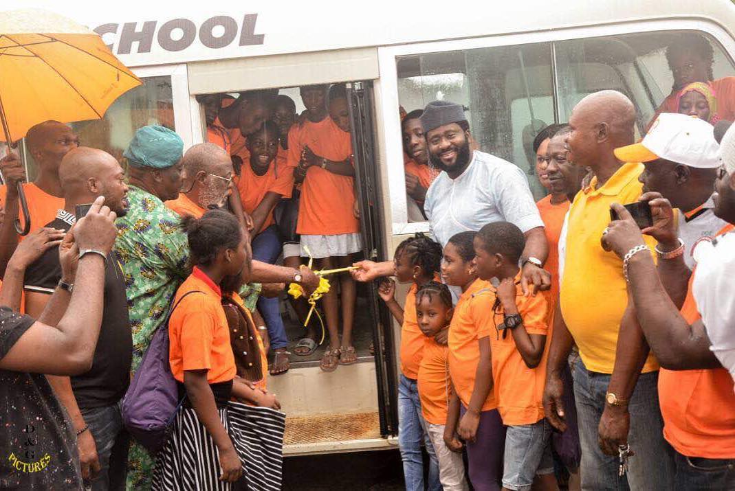 desmond elliot free school bus