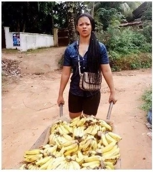 nigerian lady hawks banana