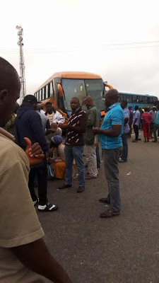 armed robbers block benin-lagos road