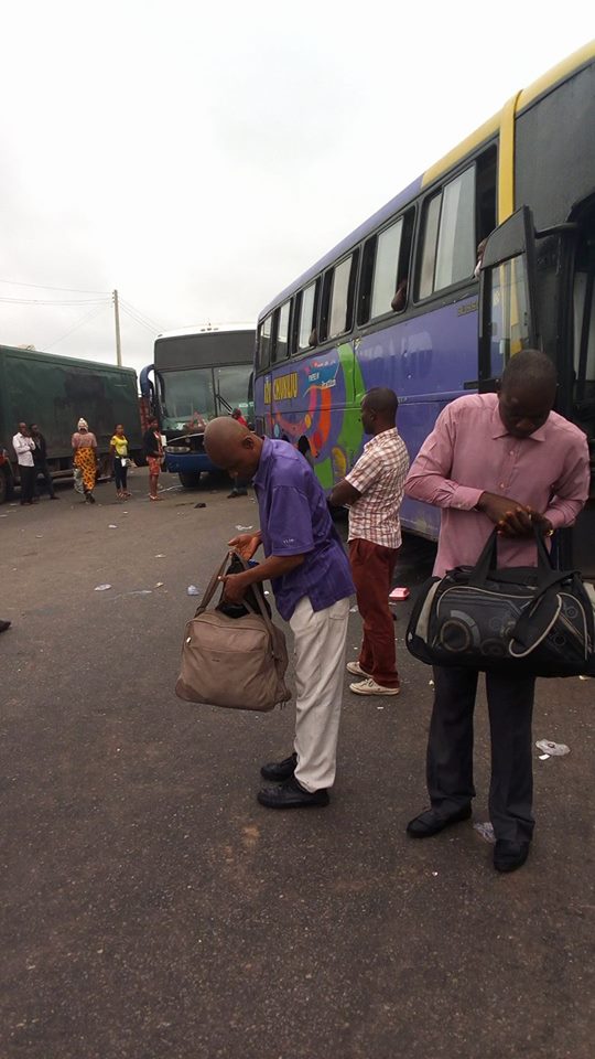 armed robbers block benin-lagos road