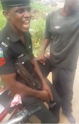 Lagos Policeman Collecting N100 Bribe