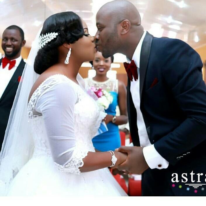 Photos: Beautiful Nigerian twin sisters get married on the same day