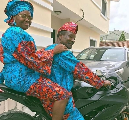 Viral Wedding Anniversary Photo