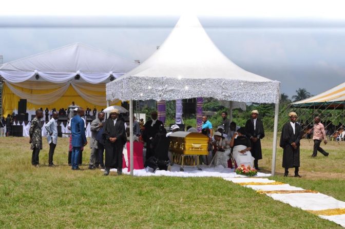 Photos from burial of the 88-Year-Old ex-Senator