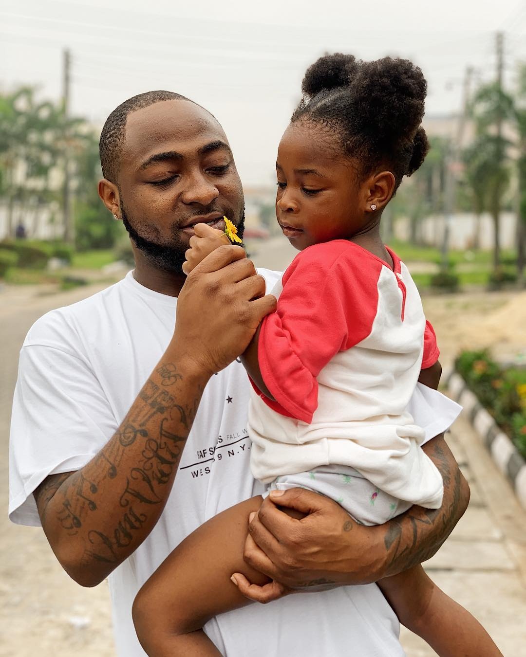 Adorable photo of Davido enjoying Fathertime with his daughter, Imade