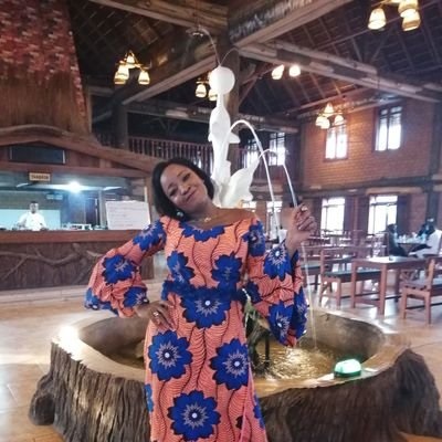 Nigerian lady finds dollar