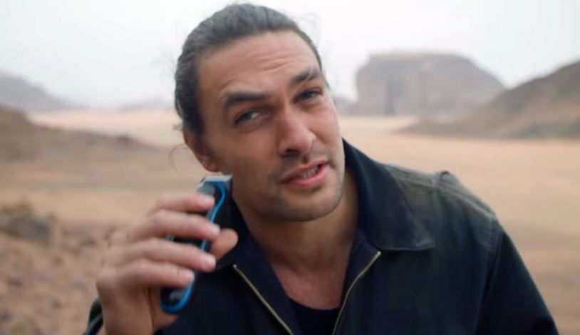 Jason Momoa shaves