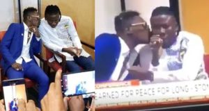 Shatta Wale kisses Stonebwoy