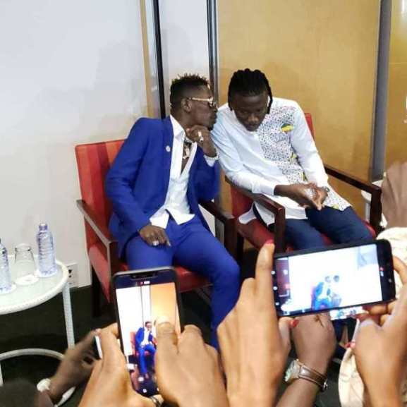 Shatta Wale kisses Stonebwoy