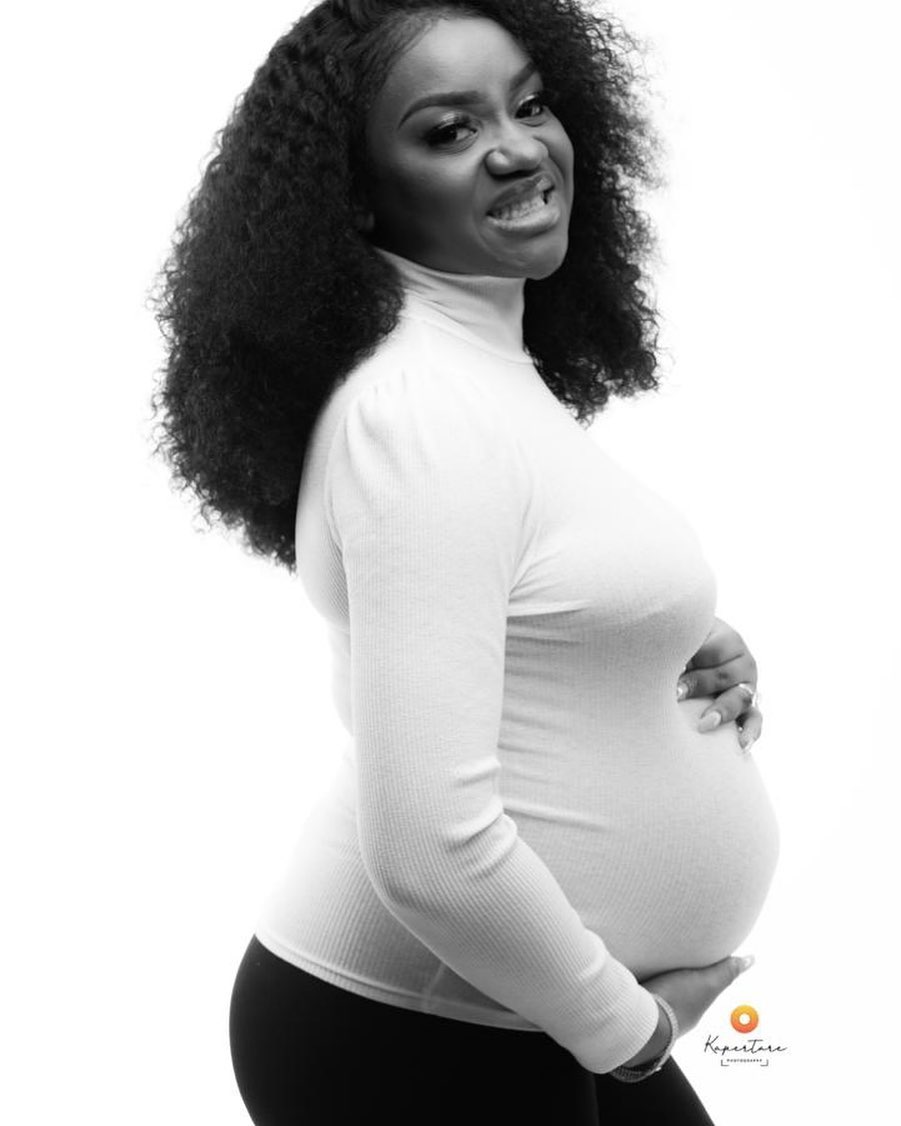 Davido’s fiancee Chioma narrates her pregnancy experience… shares maternity photo.