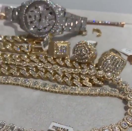 Wizkid flaunts expensive luxury jewelries