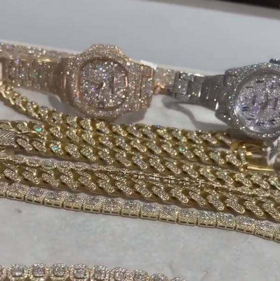 Wizkid flaunts expensive luxury jewelries