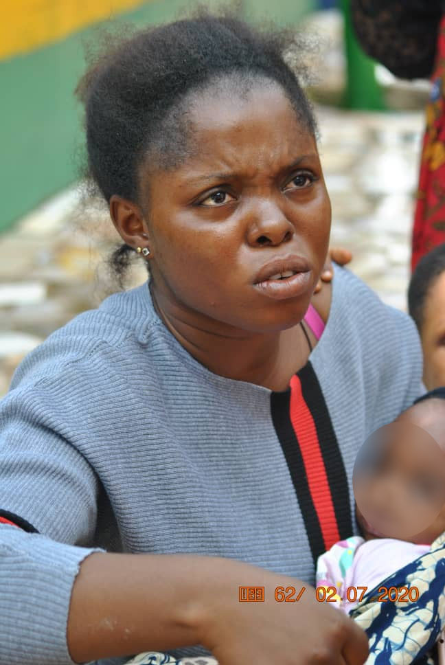 Nigeria : elle perce la tête de sa travailleuse domestique avec des clous et brûle son corps (photos)