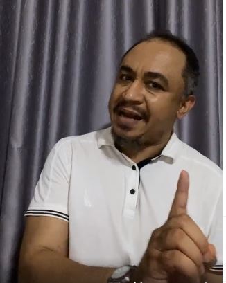 Daddy Freeze supports 