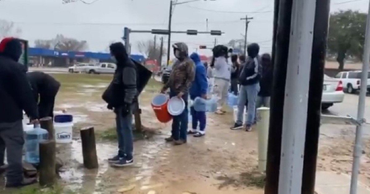 Watch moment Texas residents line-up to fetch water from borehole amid power outage