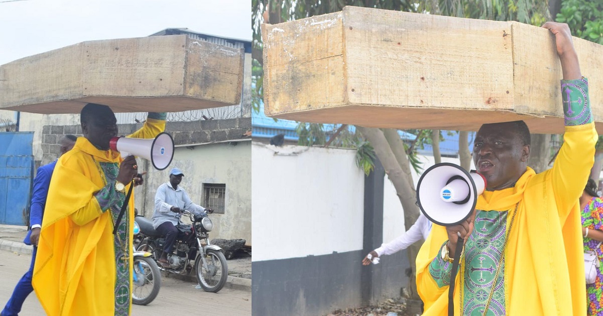 God is not happy with Nigeria’s political and religious leaders – ‘Jehovah Sharp Sharp’ pastor carries coffin on his head to protest against bad governance