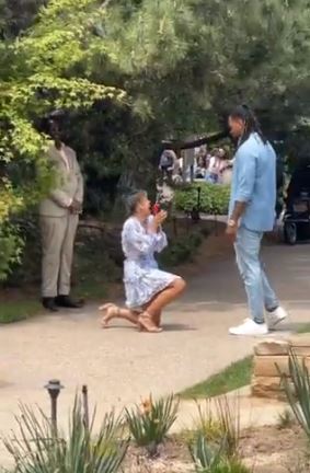 Watch Video On How A Lady Proposes To Her Boyfriend In A Park; He Said "YES" (videos) 4 Lady proposes