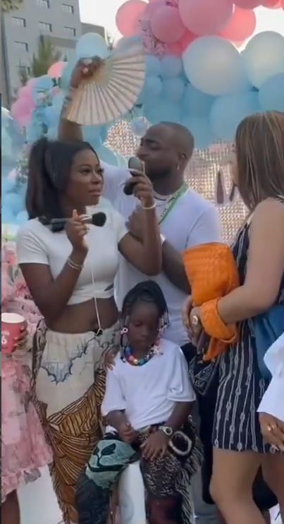  Davido spotted fanning