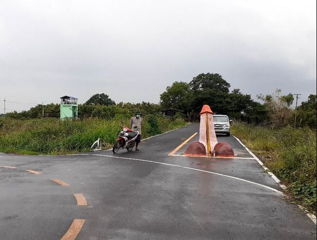 <img src="https://www.yabaleftonline.ng/wp-content/uploads/2021/06/60c7cca8560f5.png" alt="Villagers erect " width="342" height="623" class="aligncenter size-full wp-image-633592" />