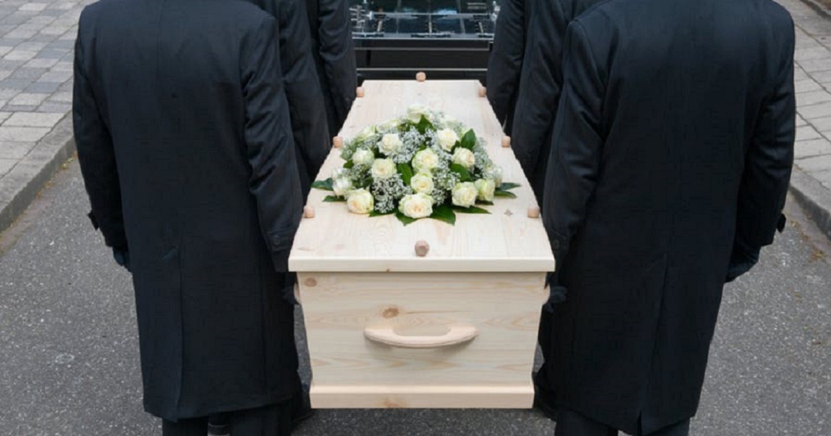 Woman bans family from her funeral and publishes guest list in own obituary