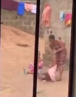 <img src="https://www.yabaleftonline.ng/wp-content/uploads/2021/06/womanfre.jpg" alt="Woman filmed brutally assaulting " width="1200" height="630" class="aligncenter size-full wp-image-632331" />